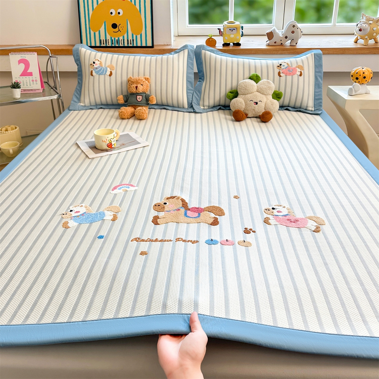 91家纺网 家纺一手货源 找家纺 雯豆家纺 2026新款PE中分子毛巾绣凉席三件套平铺席子卡通绣花条席 奔腾小马-蓝