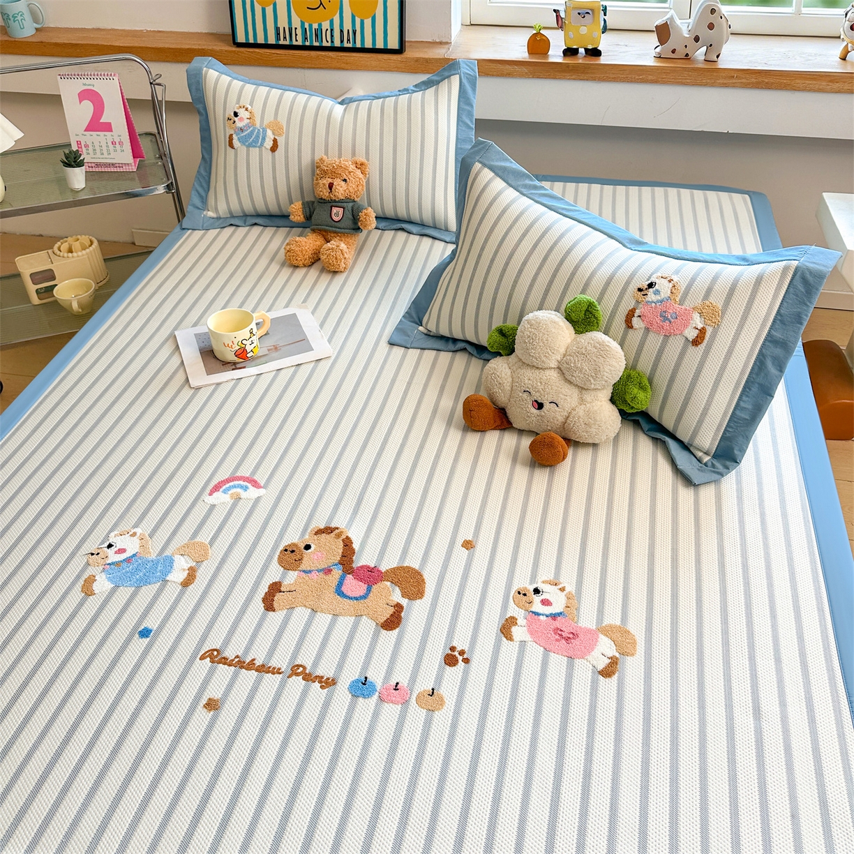 91家纺网 家纺一手货源 找家纺 雯豆家纺 2026新款PE中分子毛巾绣凉席三件套平铺席子卡通绣花条席 奔腾小马-蓝