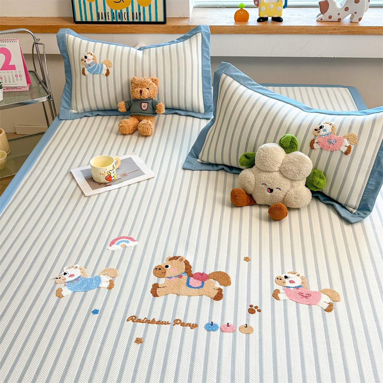 91家纺网 家纺一手货源 找家纺 雯豆家纺 2026新款PE中分子毛巾绣凉席三件套平铺席子卡通绣花条席 奔腾小马-蓝