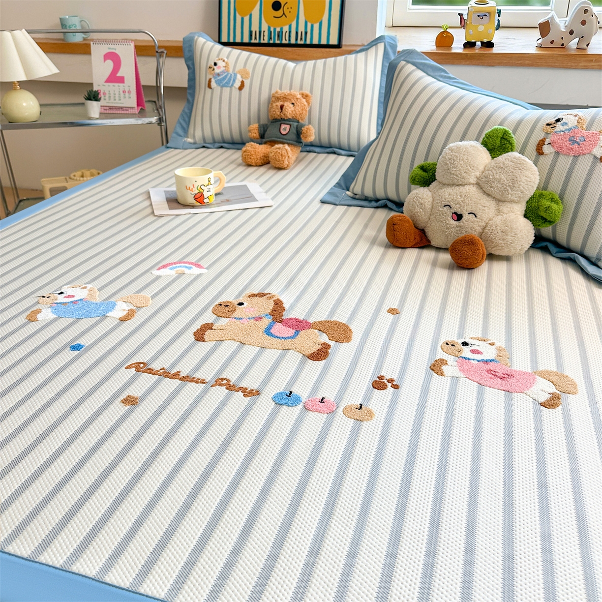 91家纺网 家纺一手货源 找家纺 雯豆家纺 2026新款PE中分子毛巾绣凉席三件套平铺席子卡通绣花条席 奔腾小马-蓝