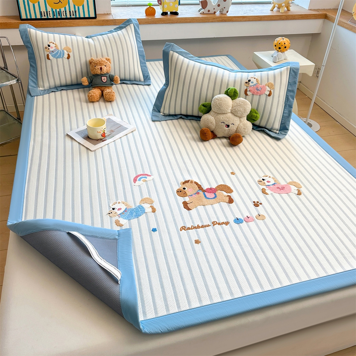 91家纺网 家纺一手货源 找家纺 雯豆家纺 2026新款PE中分子毛巾绣凉席三件套平铺席子卡通绣花条席 奔腾小马-蓝