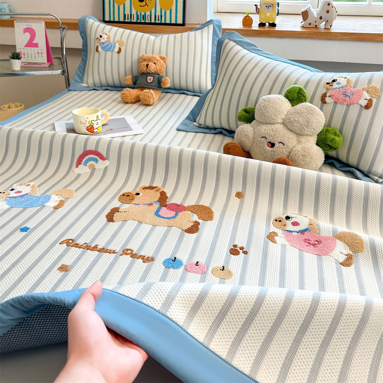 91家纺网 家纺一手货源 找家纺 雯豆家纺 2026新款PE中分子毛巾绣凉席三件套平铺席子卡通绣花条席 奔腾小马-蓝