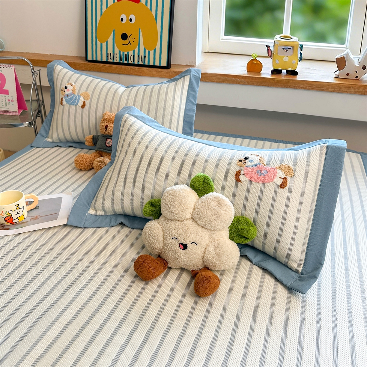 91家纺网 家纺一手货源 找家纺 雯豆家纺 2026新款PE中分子毛巾绣凉席三件套平铺席子卡通绣花条席 奔腾小马-蓝