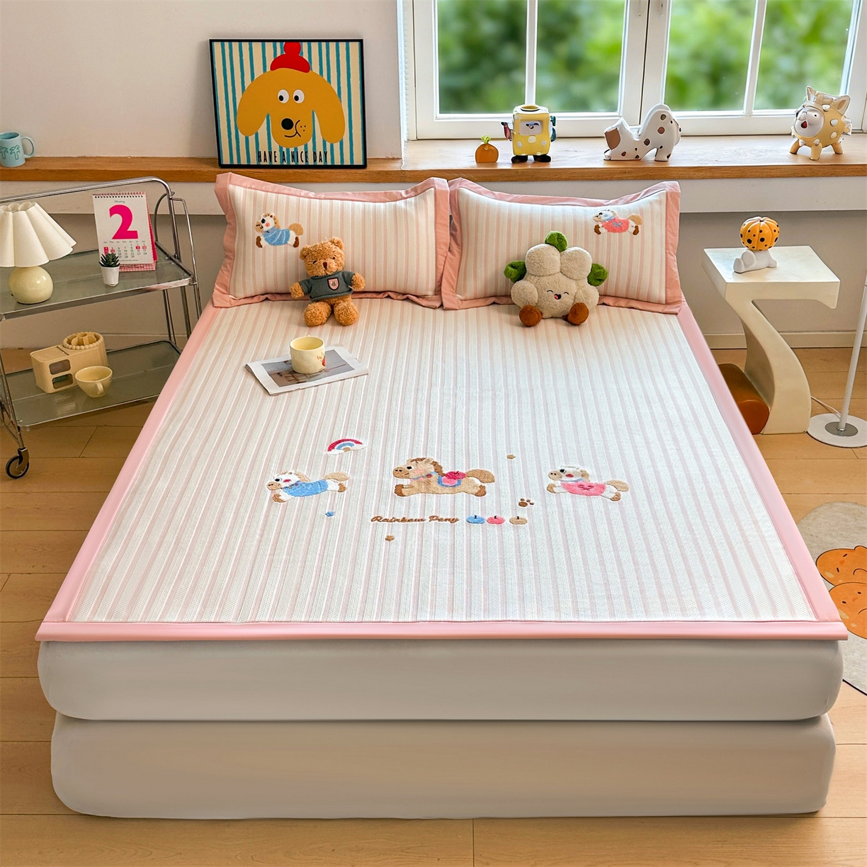 91家纺网 家纺一手货源 找家纺 雯豆家纺 2026新款PE中分子毛巾绣凉席三件套平铺席子卡通绣花条席 奔腾小马-粉