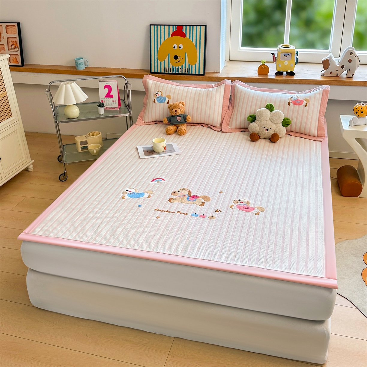 91家纺网 家纺一手货源 找家纺 雯豆家纺 2026新款PE中分子毛巾绣凉席三件套平铺席子卡通绣花条席 奔腾小马-粉