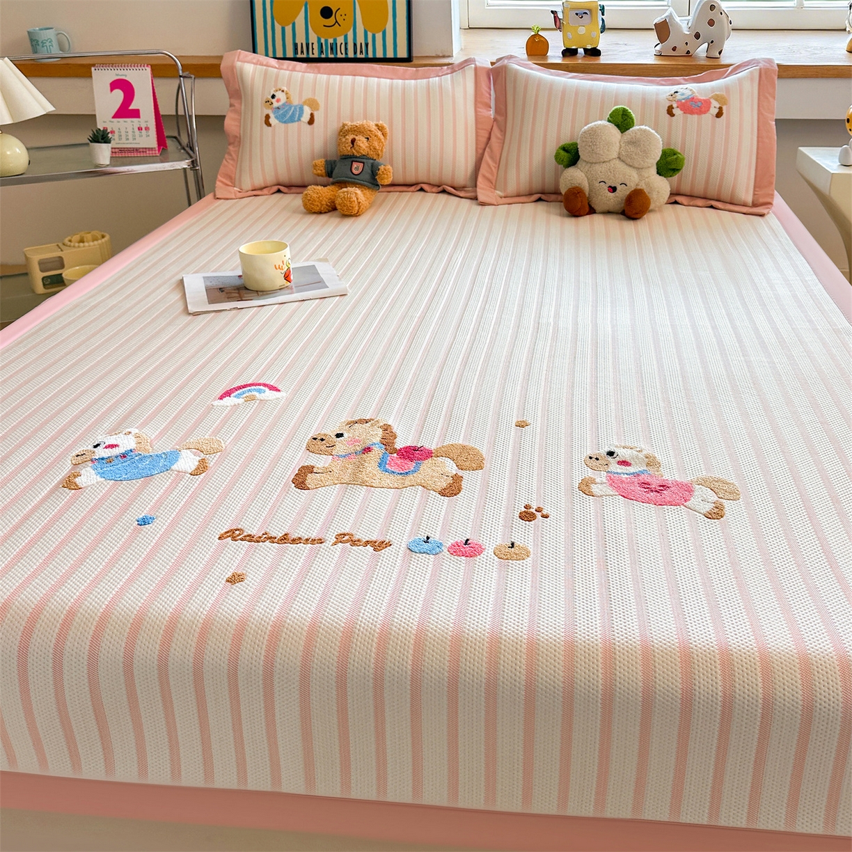 91家纺网 家纺一手货源 找家纺 雯豆家纺 2026新款PE中分子毛巾绣凉席三件套平铺席子卡通绣花条席 奔腾小马-粉