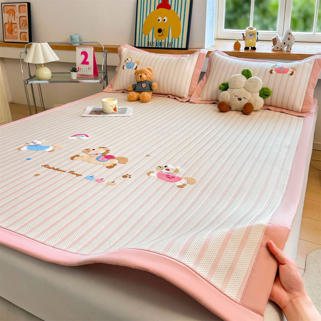 91家纺网 家纺一手货源 找家纺 雯豆家纺 2026新款PE中分子毛巾绣凉席三件套平铺席子卡通绣花条席 奔腾小马-粉