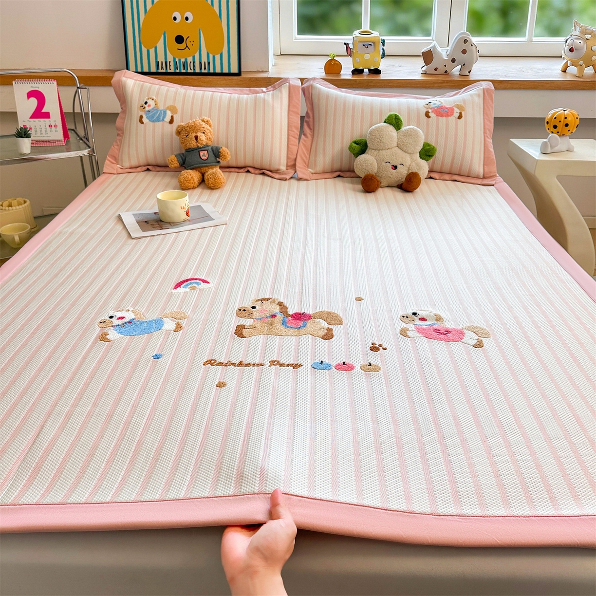 91家纺网 家纺一手货源 找家纺 雯豆家纺 2026新款PE中分子毛巾绣凉席三件套平铺席子卡通绣花条席 奔腾小马-粉