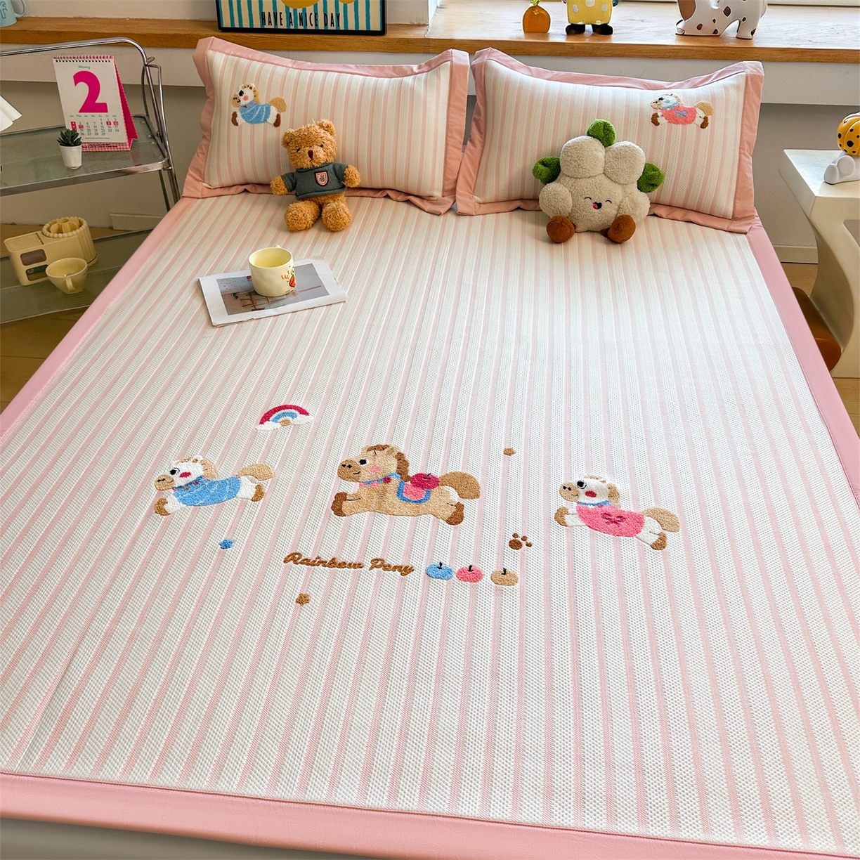 91家纺网 家纺一手货源 找家纺 雯豆家纺 2026新款PE中分子毛巾绣凉席三件套平铺席子卡通绣花条席 奔腾小马-粉