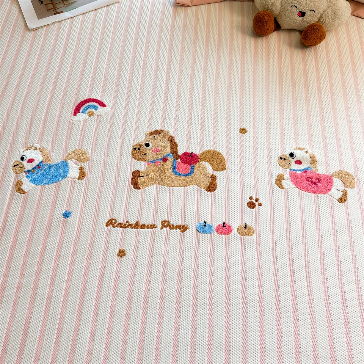 91家纺网 家纺一手货源 找家纺 雯豆家纺 2026新款PE中分子毛巾绣凉席三件套平铺席子卡通绣花条席 奔腾小马-粉