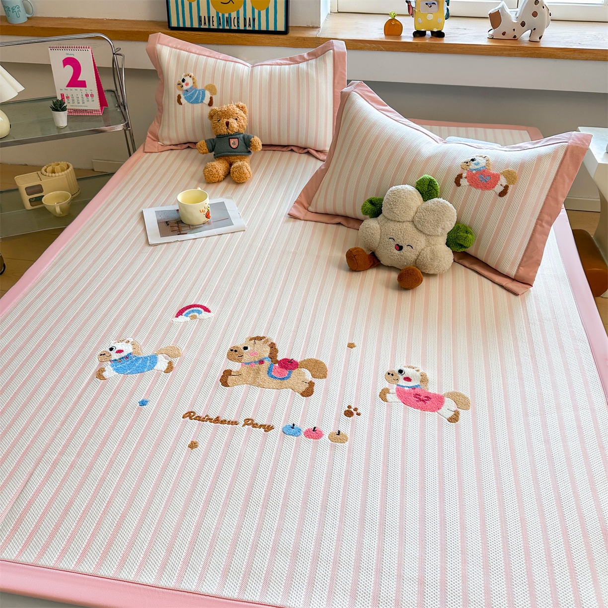 91家纺网 家纺一手货源 找家纺 雯豆家纺 2026新款PE中分子毛巾绣凉席三件套平铺席子卡通绣花条席 奔腾小马-粉