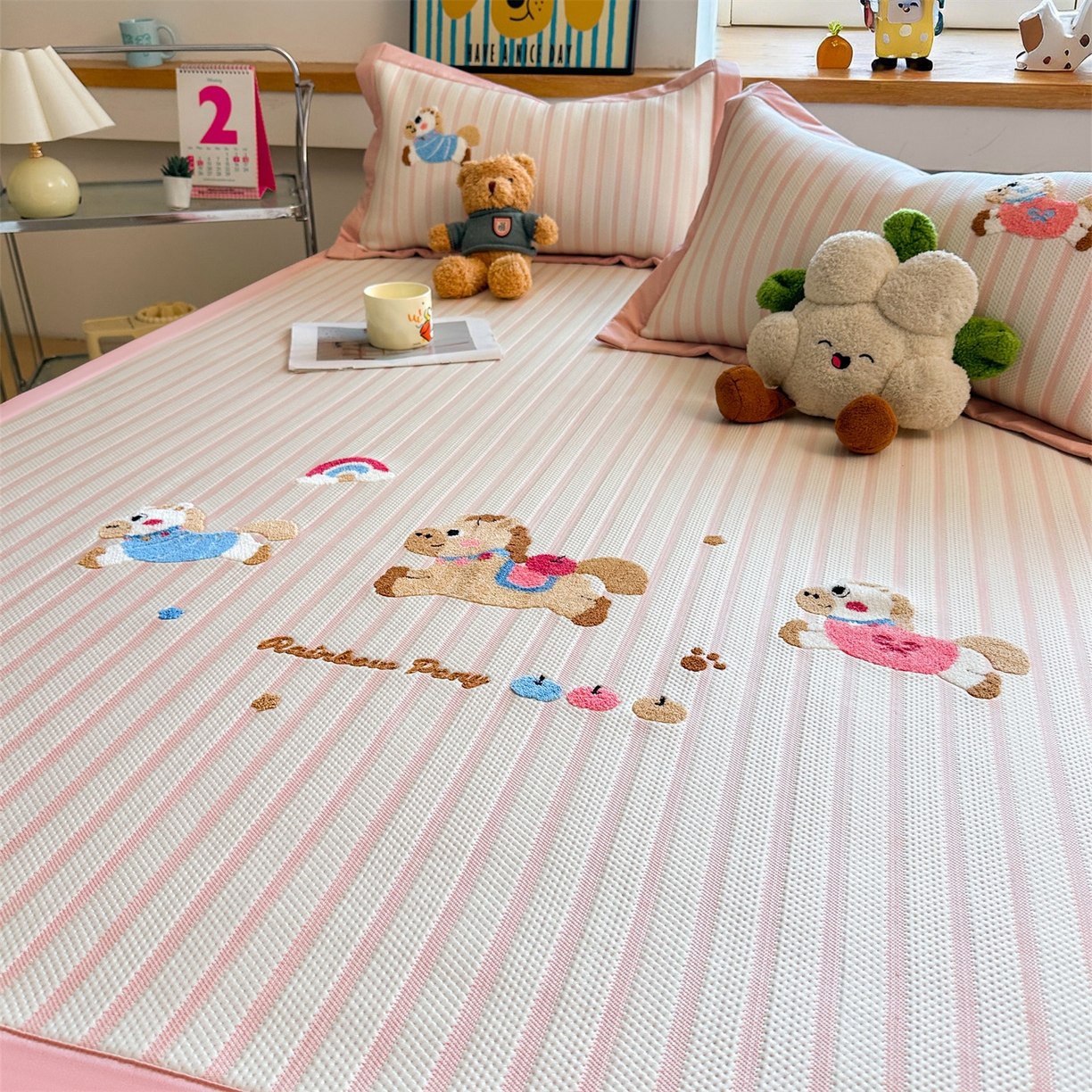 91家纺网 家纺一手货源 找家纺 雯豆家纺 2026新款PE中分子毛巾绣凉席三件套平铺席子卡通绣花条席 奔腾小马-粉