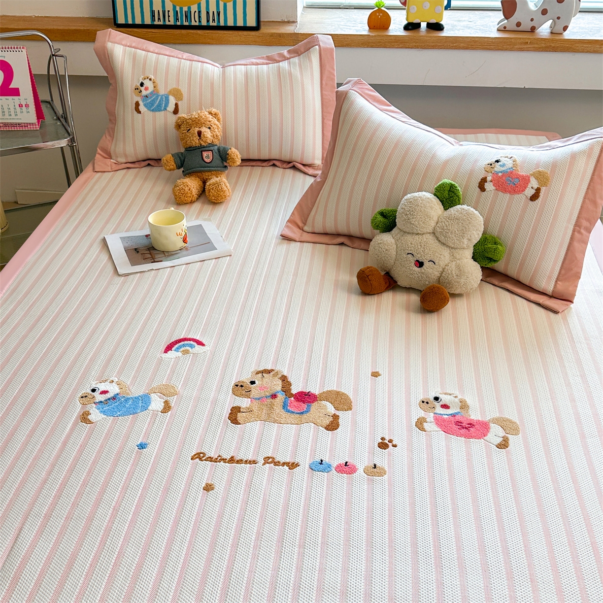 91家纺网 家纺一手货源 找家纺 雯豆家纺 2026新款PE中分子毛巾绣凉席三件套平铺席子卡通绣花条席 奔腾小马-粉