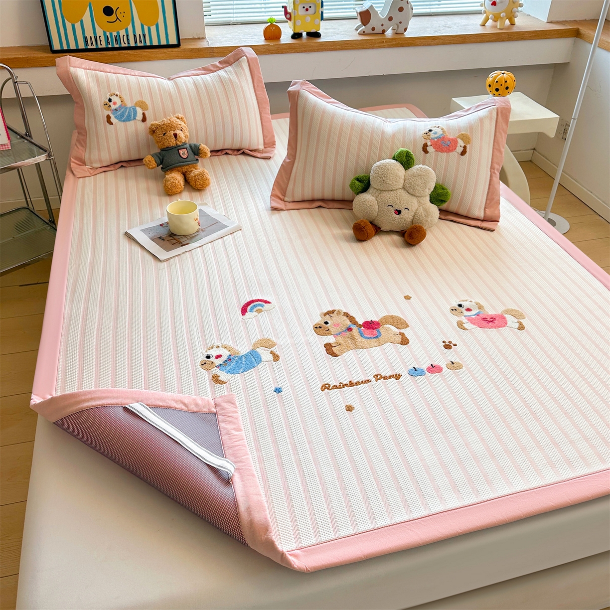 91家纺网 家纺一手货源 找家纺 雯豆家纺 2026新款PE中分子毛巾绣凉席三件套平铺席子卡通绣花条席 奔腾小马-粉