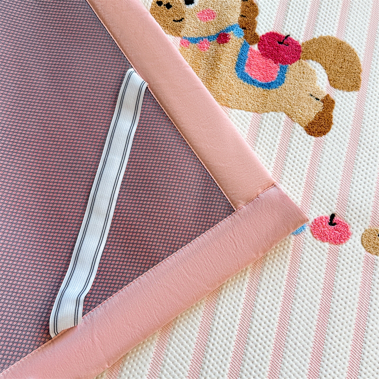 91家纺网 家纺一手货源 找家纺 雯豆家纺 2026新款PE中分子毛巾绣凉席三件套平铺席子卡通绣花条席 奔腾小马-粉