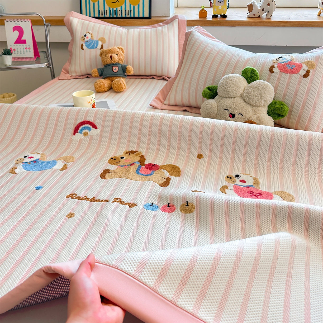 91家纺网 家纺一手货源 找家纺 雯豆家纺 2026新款PE中分子毛巾绣凉席三件套平铺席子卡通绣花条席 奔腾小马-粉