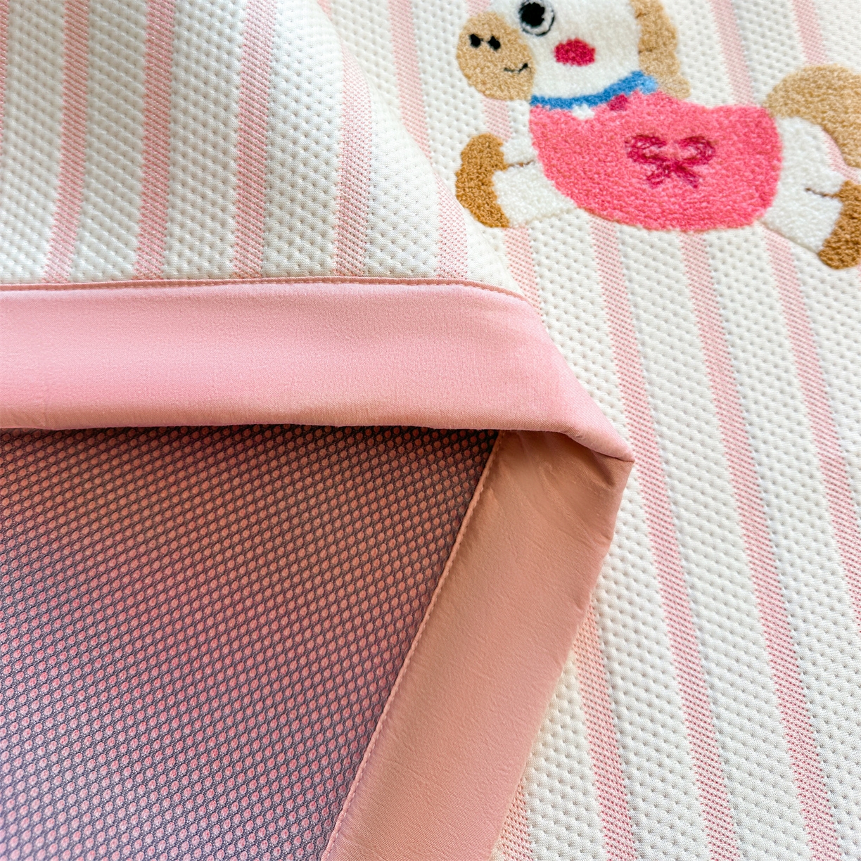 91家纺网 家纺一手货源 找家纺 雯豆家纺 2026新款PE中分子毛巾绣凉席三件套平铺席子卡通绣花条席 奔腾小马-粉