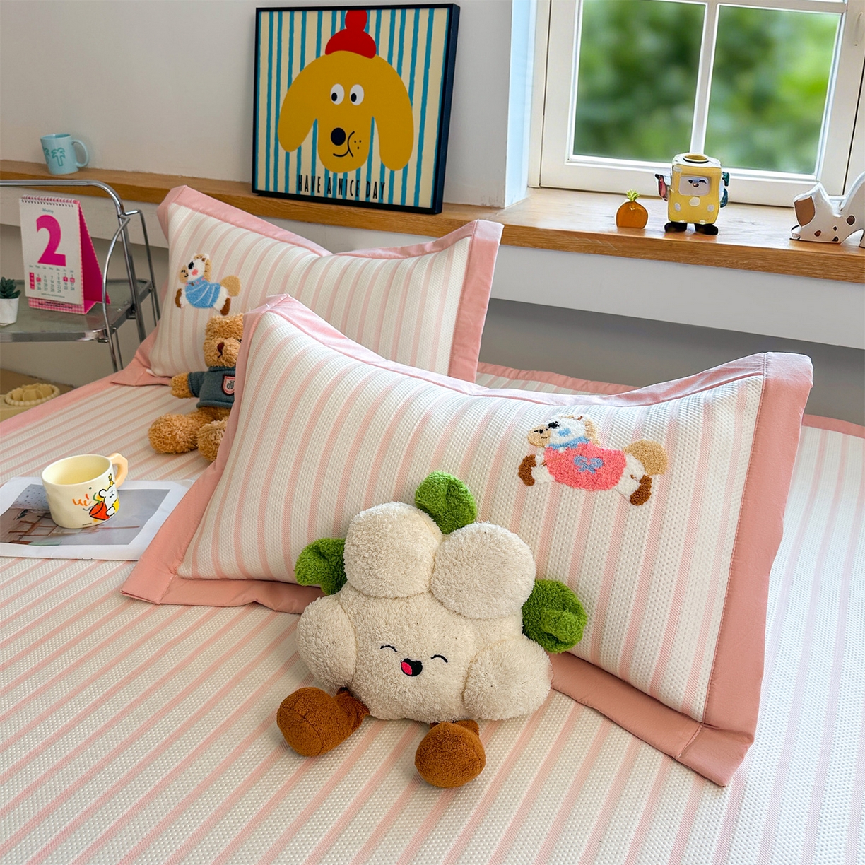 91家纺网 家纺一手货源 找家纺 雯豆家纺 2026新款PE中分子毛巾绣凉席三件套平铺席子卡通绣花条席 奔腾小马-粉