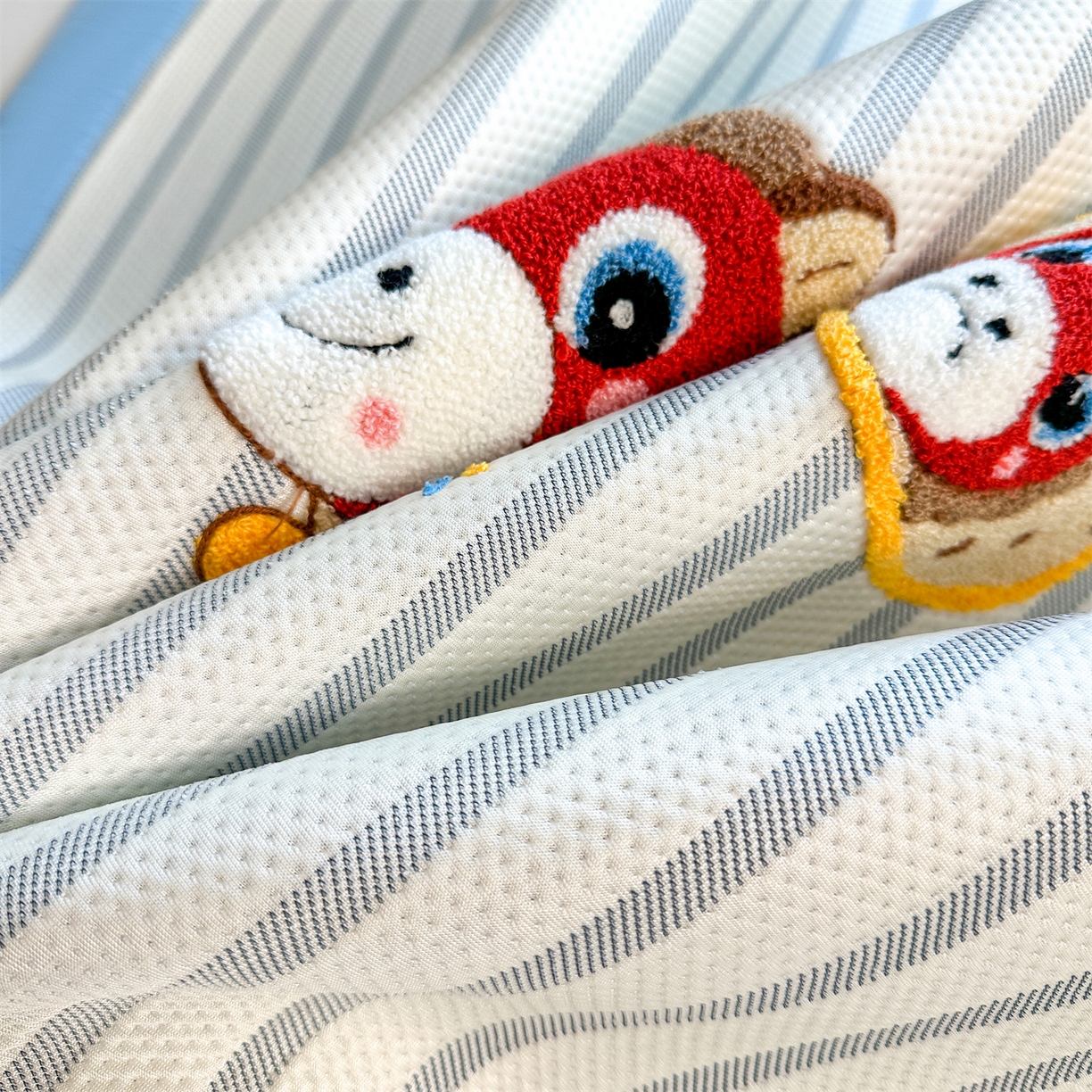 91家纺网 家纺一手货源 找家纺 雯豆家纺 2026新款PE中分子毛巾绣凉席三件套平铺席子卡通绣花条席 发财小马-蓝