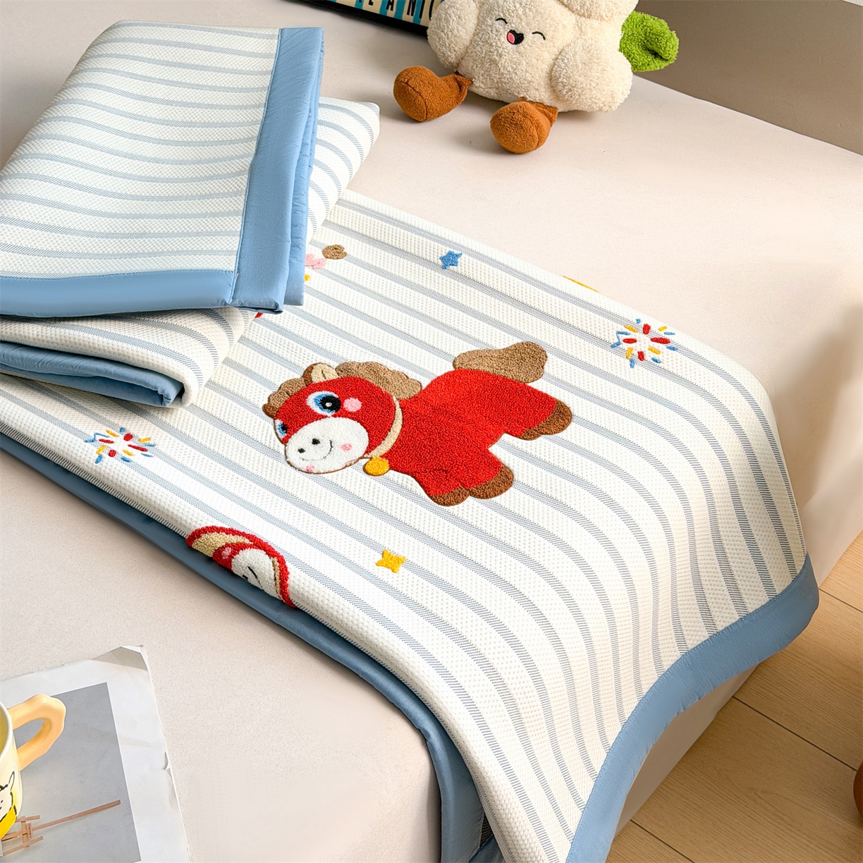 91家纺网 家纺一手货源 找家纺 雯豆家纺 2026新款PE中分子毛巾绣凉席三件套平铺席子卡通绣花条席 发财小马-蓝