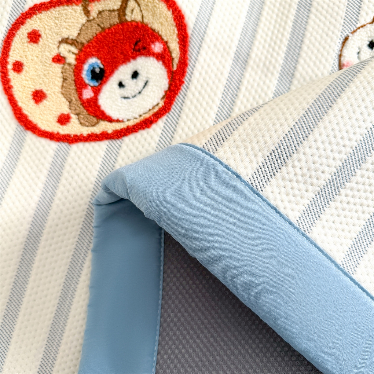 91家纺网 家纺一手货源 找家纺 雯豆家纺 2026新款PE中分子毛巾绣凉席三件套平铺席子卡通绣花条席 发财小马-蓝