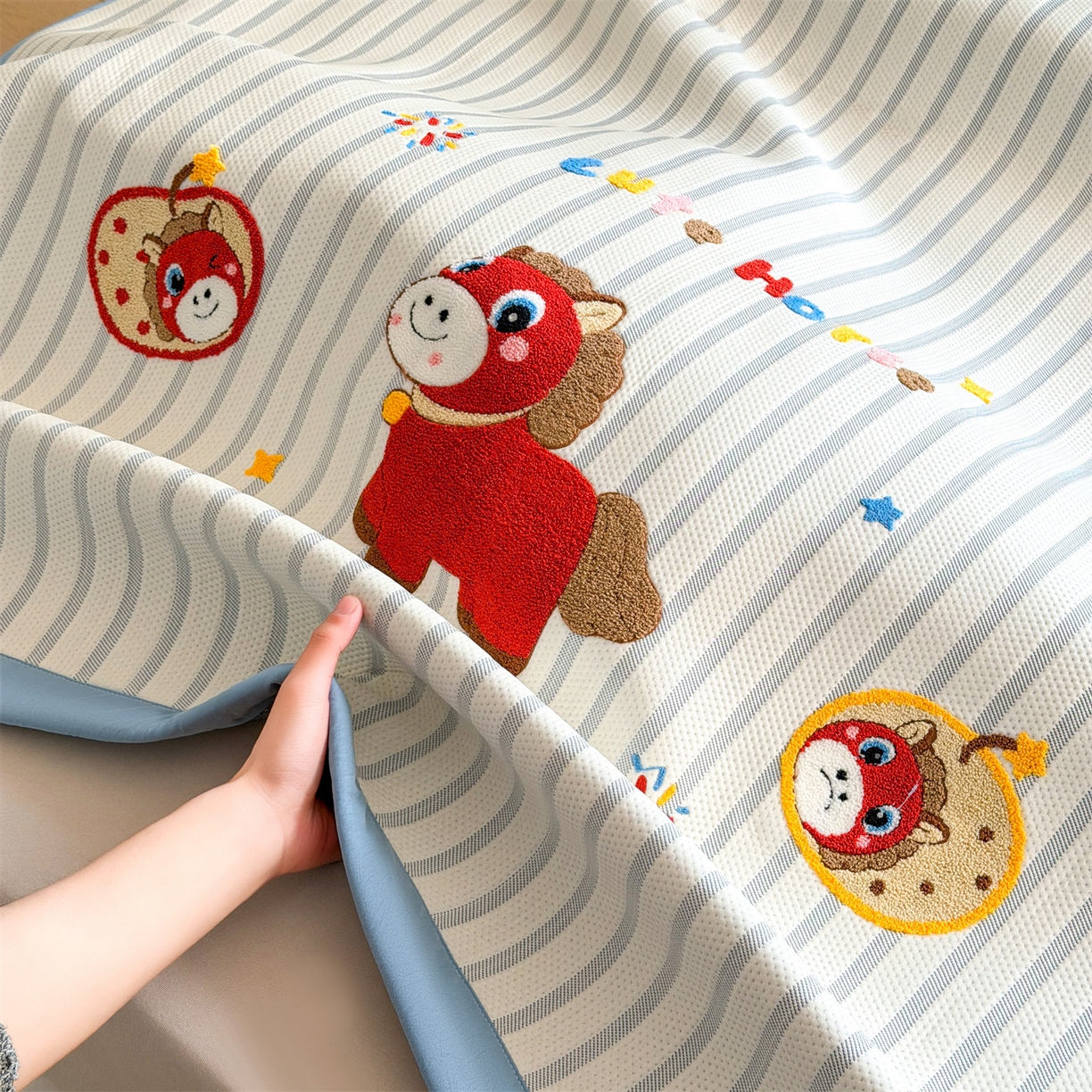 91家纺网 家纺一手货源 找家纺 雯豆家纺 2026新款PE中分子毛巾绣凉席三件套平铺席子卡通绣花条席 发财小马-蓝