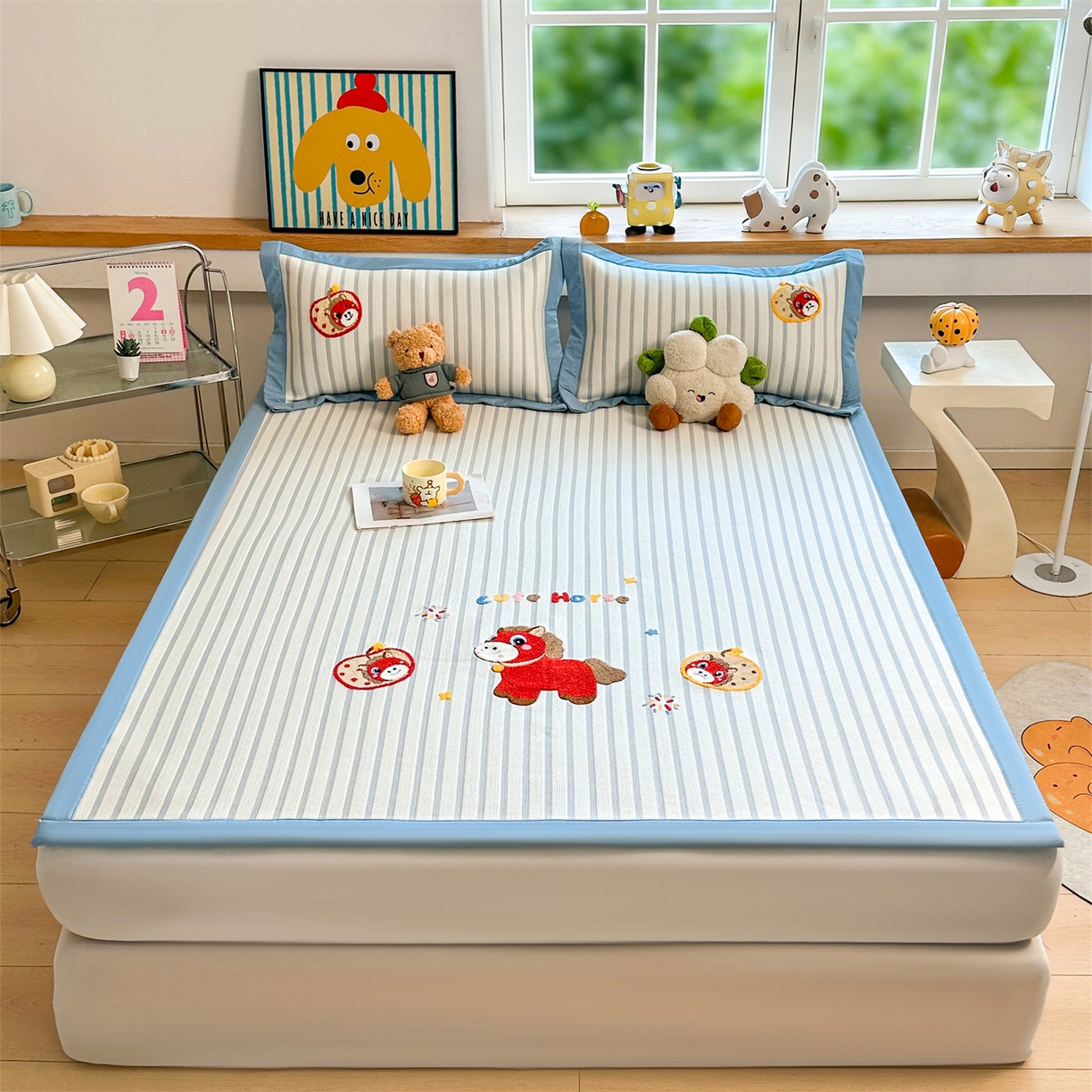 91家纺网 家纺一手货源 找家纺 雯豆家纺 2026新款PE中分子毛巾绣凉席三件套平铺席子卡通绣花条席 发财小马-蓝