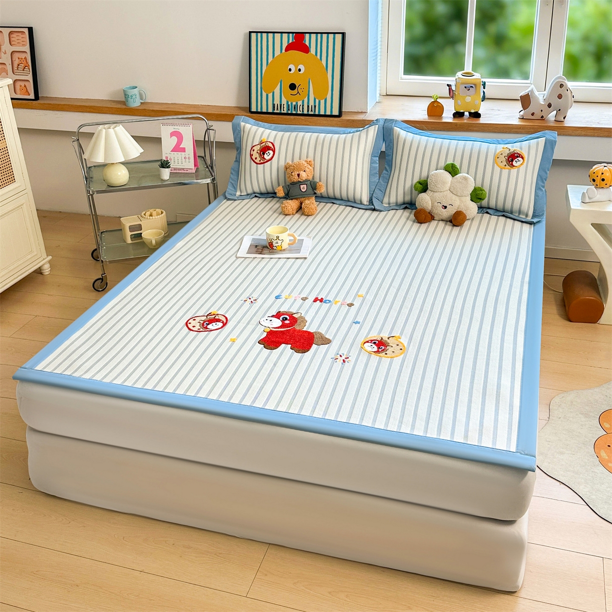 91家纺网 家纺一手货源 找家纺 雯豆家纺 2026新款PE中分子毛巾绣凉席三件套平铺席子卡通绣花条席 发财小马-蓝