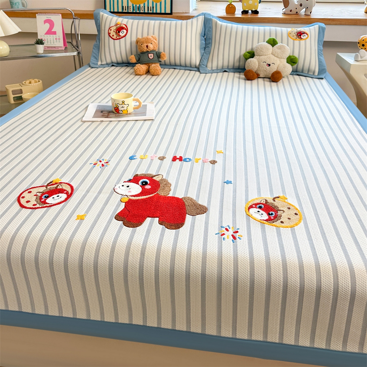 91家纺网 家纺一手货源 找家纺 雯豆家纺 2026新款PE中分子毛巾绣凉席三件套平铺席子卡通绣花条席 发财小马-蓝