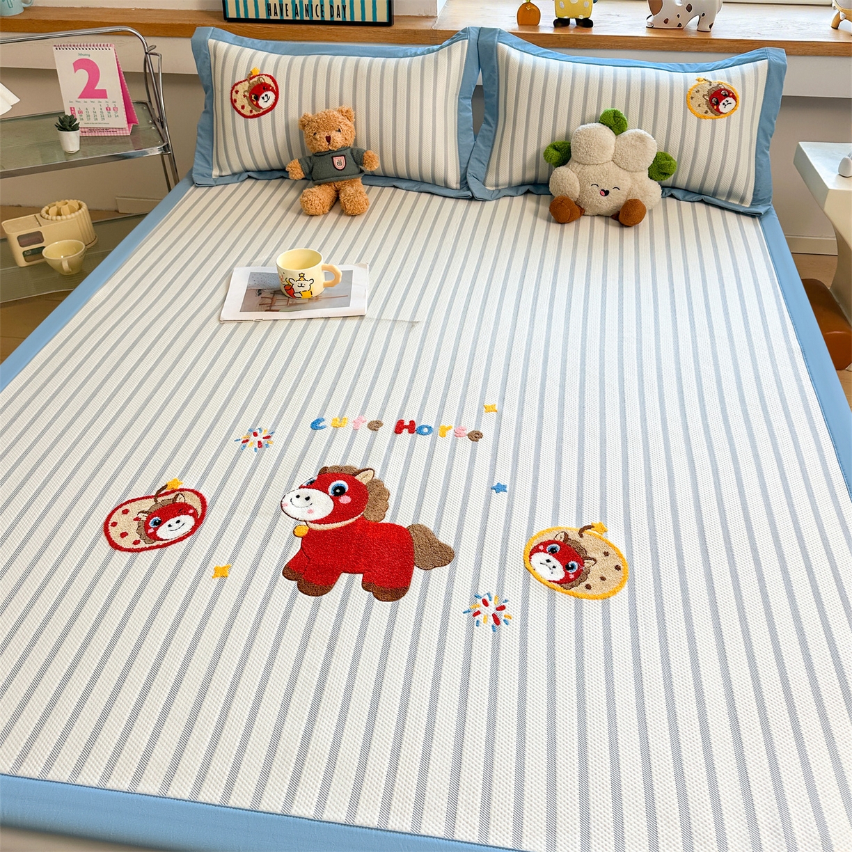 91家纺网 家纺一手货源 找家纺 雯豆家纺 2026新款PE中分子毛巾绣凉席三件套平铺席子卡通绣花条席 发财小马-蓝