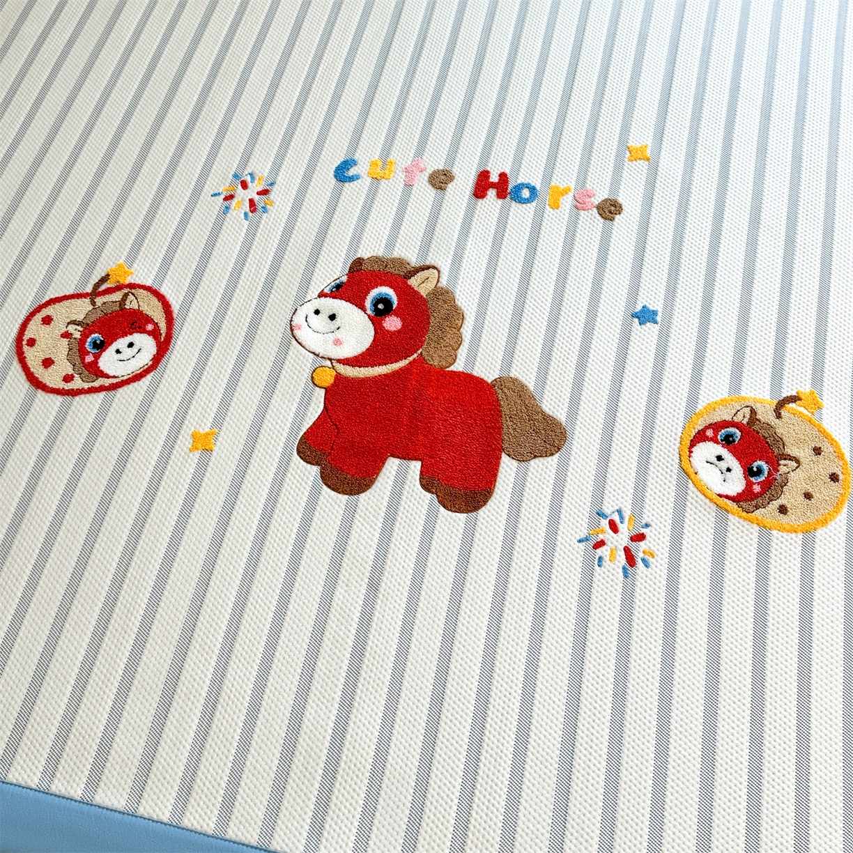 91家纺网 家纺一手货源 找家纺 雯豆家纺 2026新款PE中分子毛巾绣凉席三件套平铺席子卡通绣花条席 发财小马-蓝