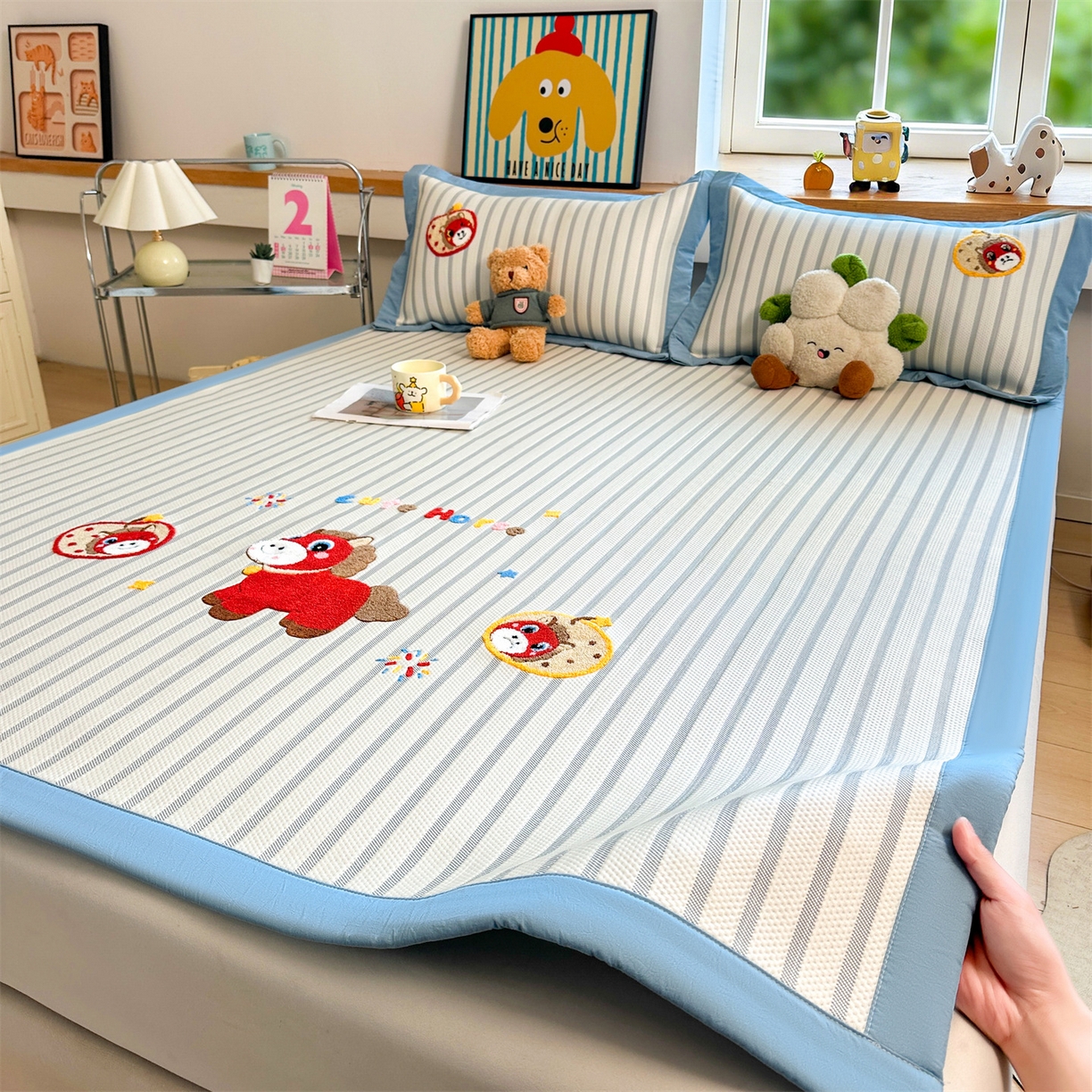 91家纺网 家纺一手货源 找家纺 雯豆家纺 2026新款PE中分子毛巾绣凉席三件套平铺席子卡通绣花条席 发财小马-蓝