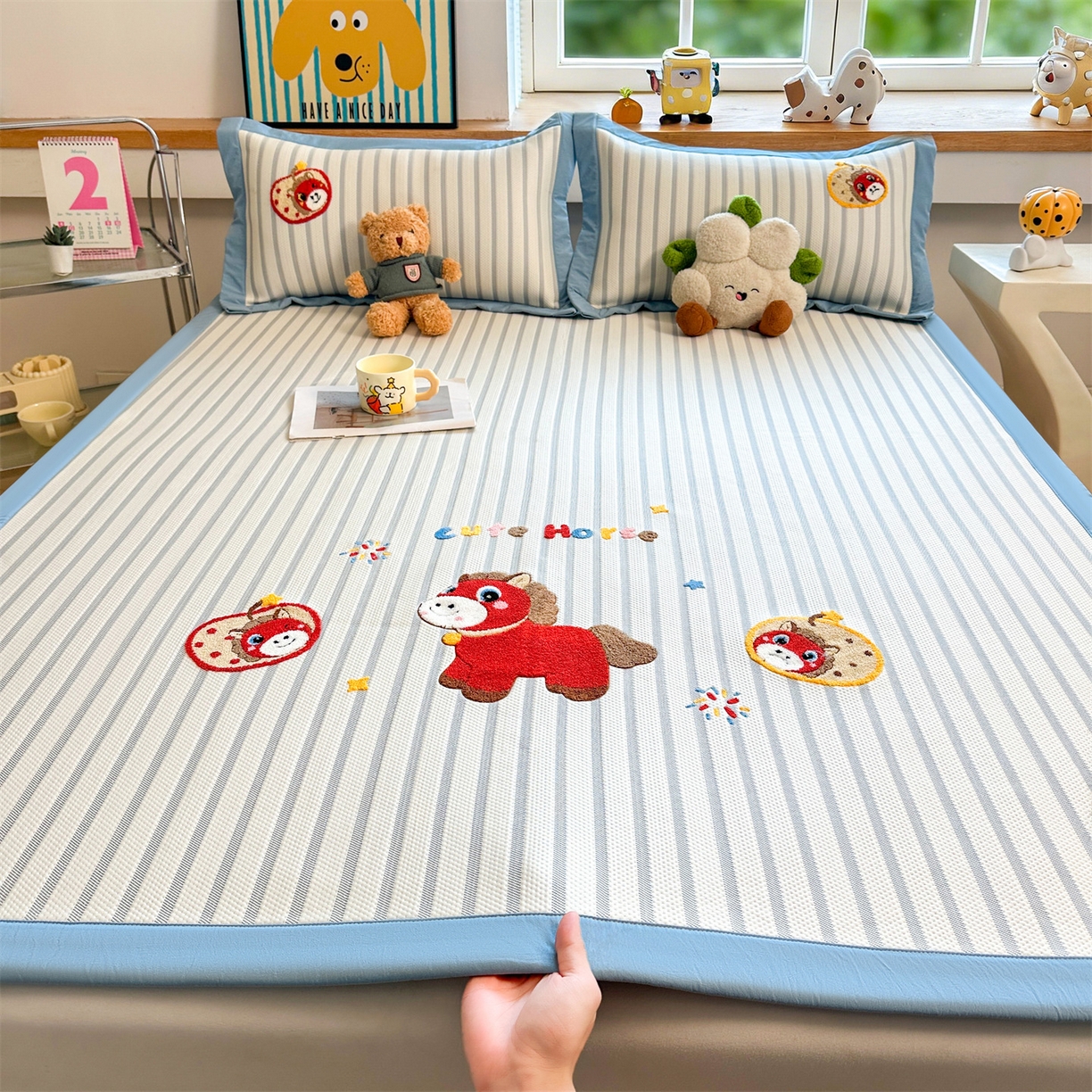 91家纺网 家纺一手货源 找家纺 雯豆家纺 2026新款PE中分子毛巾绣凉席三件套平铺席子卡通绣花条席 发财小马-蓝