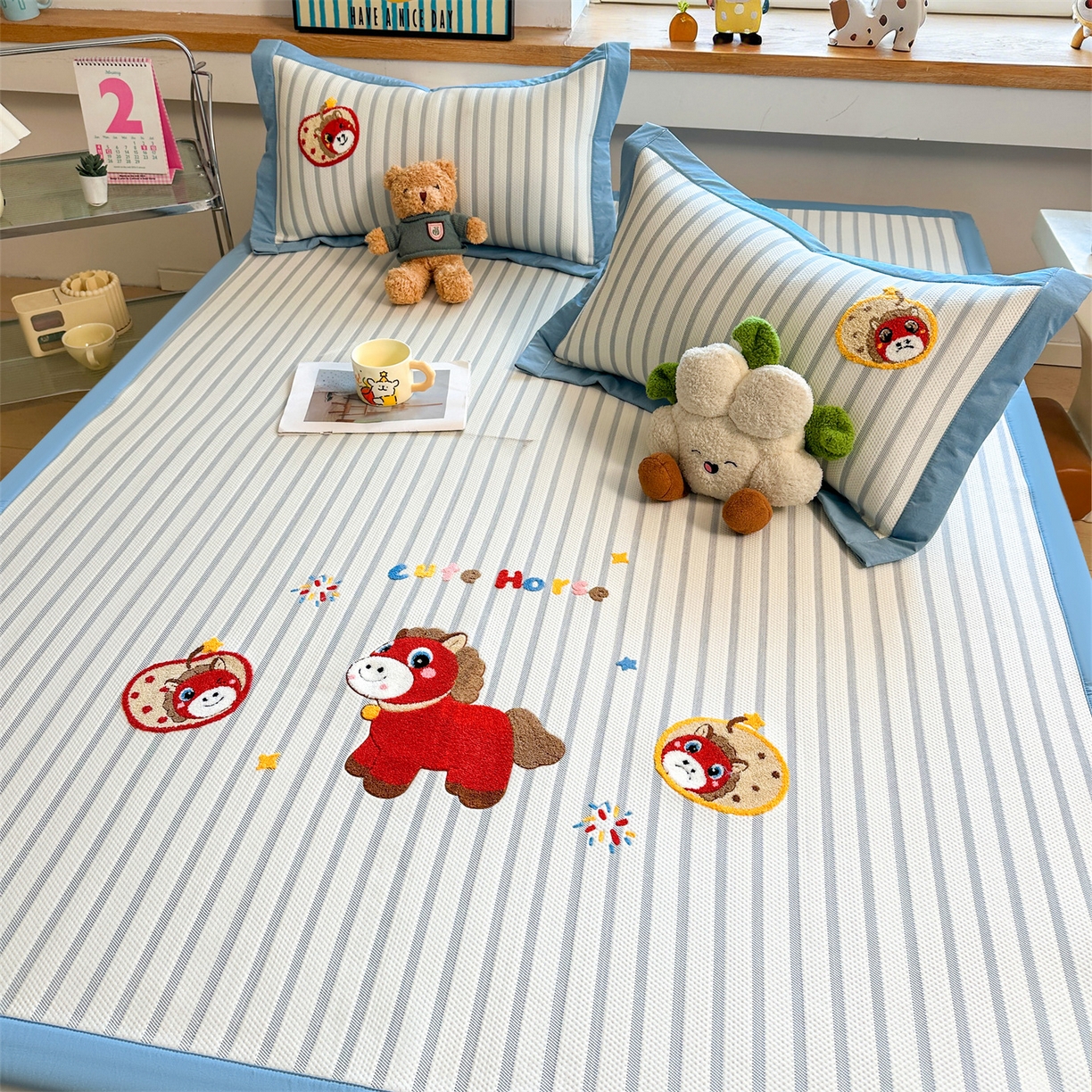 91家纺网 家纺一手货源 找家纺 雯豆家纺 2026新款PE中分子毛巾绣凉席三件套平铺席子卡通绣花条席 发财小马-蓝