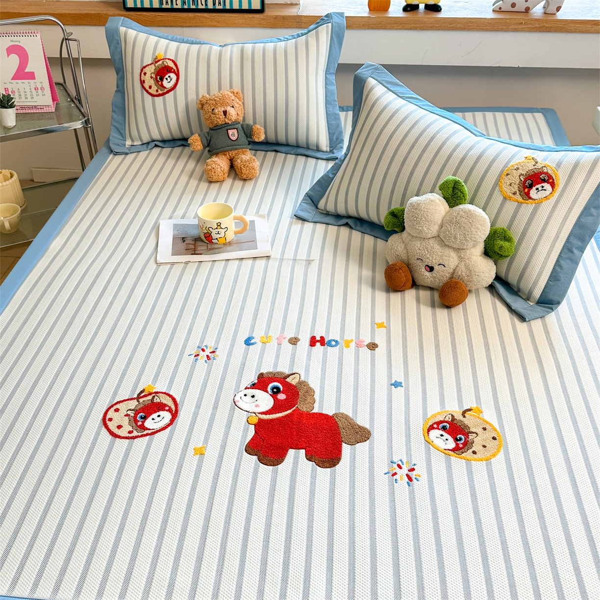 91家纺网 家纺一手货源 找家纺 雯豆家纺 2026新款PE中分子毛巾绣凉席三件套平铺席子卡通绣花条席 发财小马-蓝