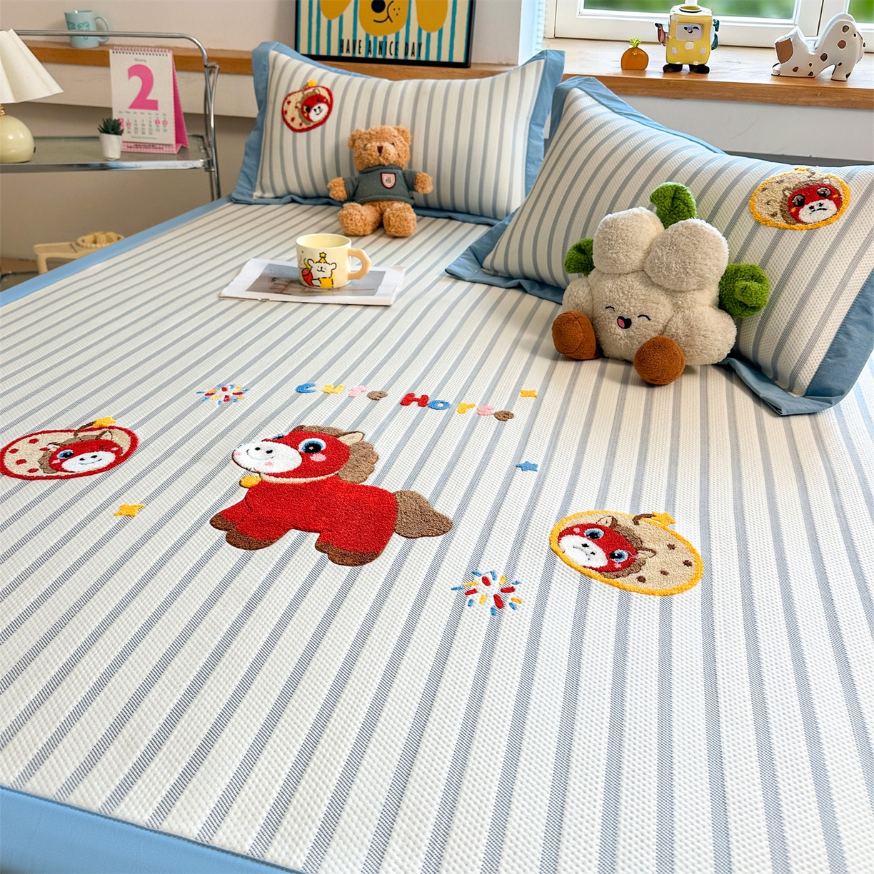 91家纺网 家纺一手货源 找家纺 雯豆家纺 2026新款PE中分子毛巾绣凉席三件套平铺席子卡通绣花条席 发财小马-蓝