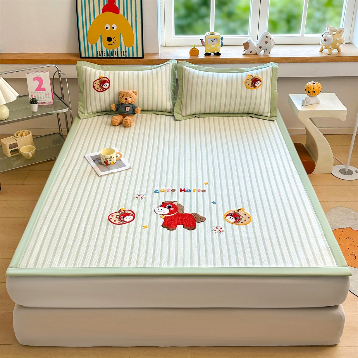 91家纺网 家纺一手货源 找家纺 雯豆家纺 2026新款PE中分子毛巾绣凉席三件套平铺席子卡通绣花条席 发财小马-绿