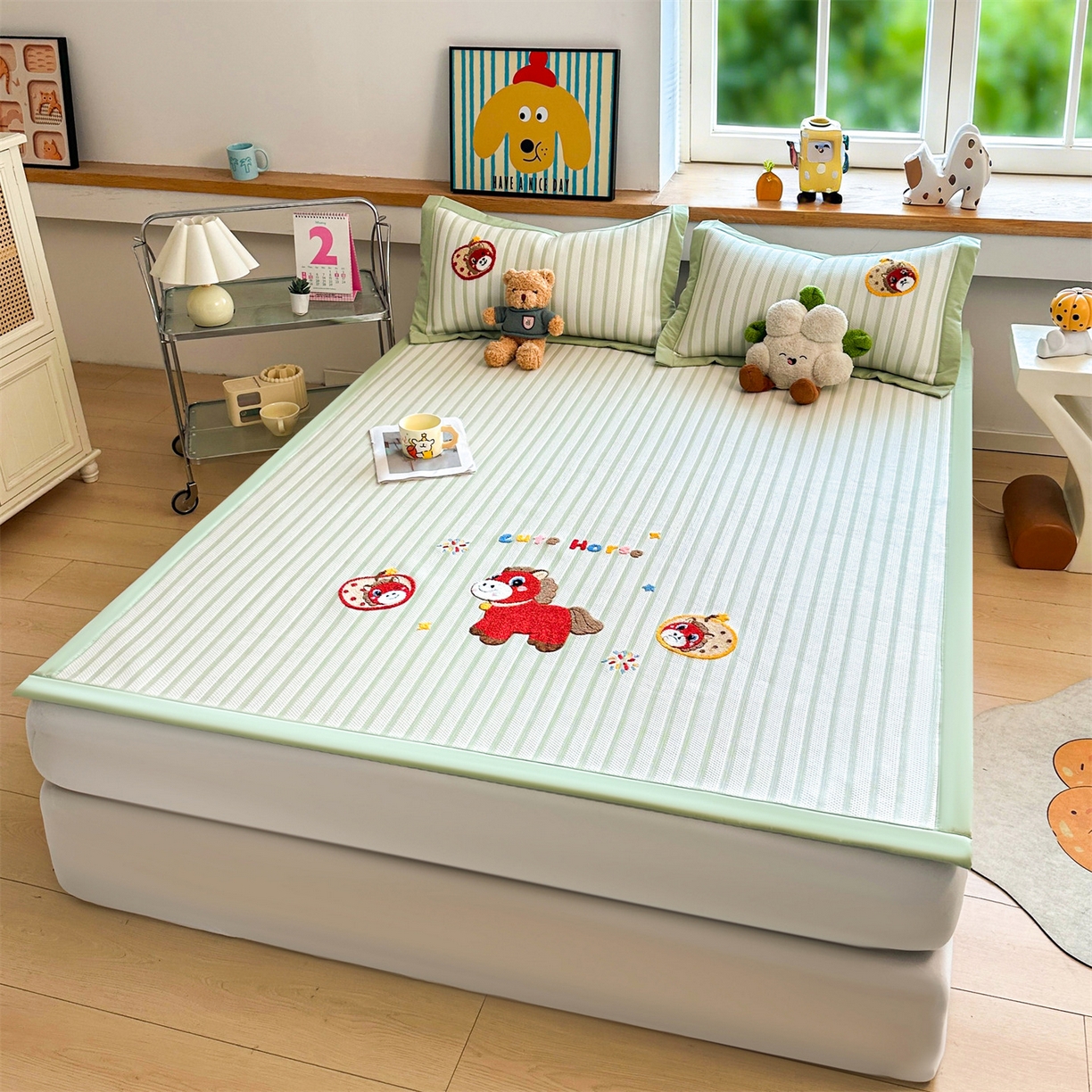 91家纺网 家纺一手货源 找家纺 雯豆家纺 2026新款PE中分子毛巾绣凉席三件套平铺席子卡通绣花条席 发财小马-绿