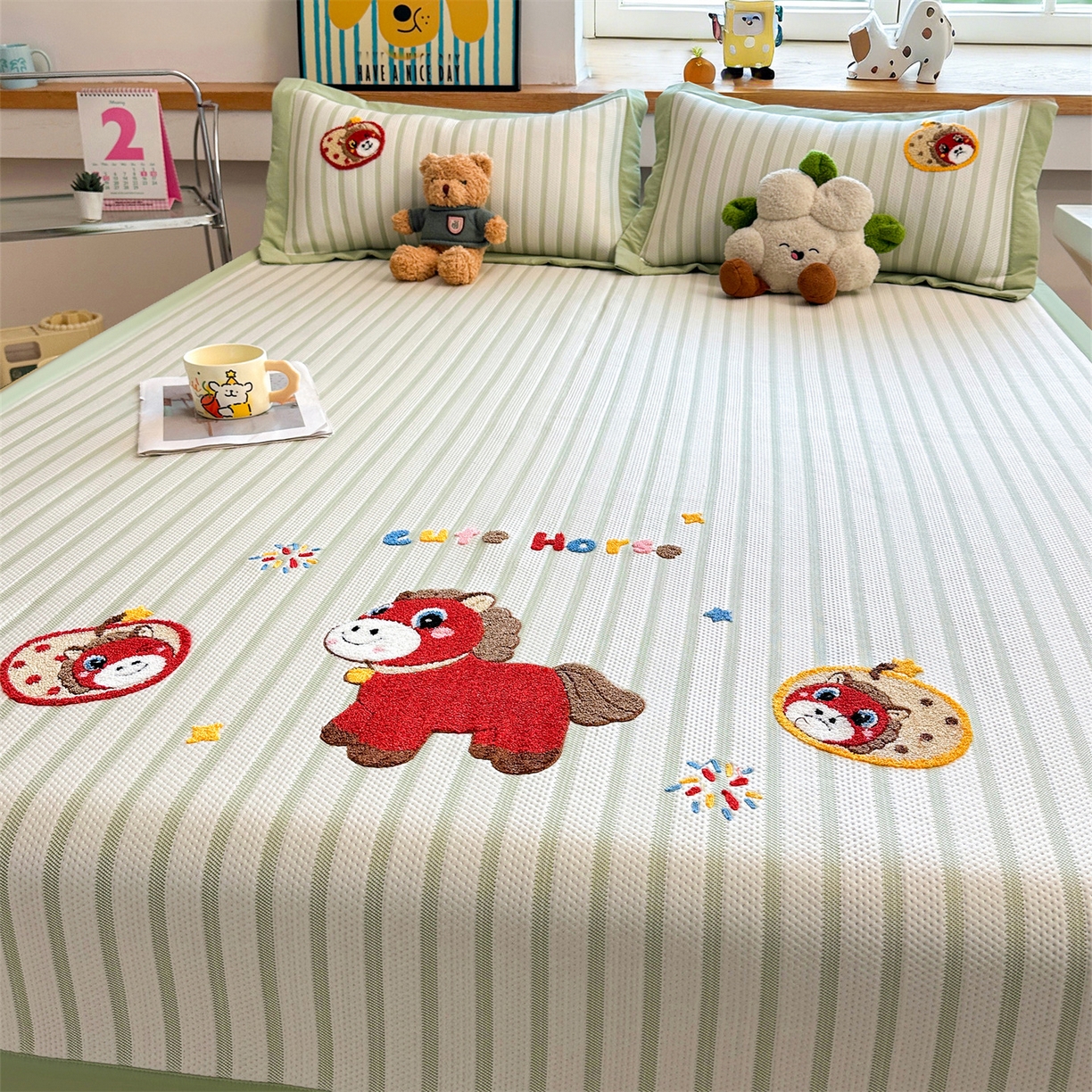 91家纺网 家纺一手货源 找家纺 雯豆家纺 2026新款PE中分子毛巾绣凉席三件套平铺席子卡通绣花条席 发财小马-绿