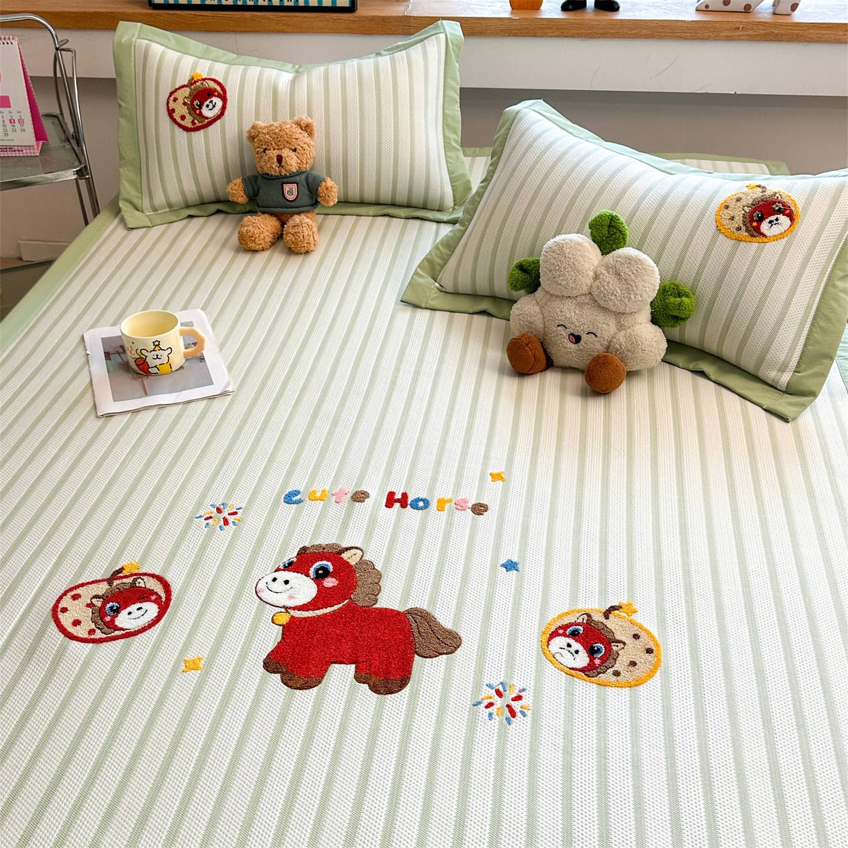 91家纺网 家纺一手货源 找家纺 雯豆家纺 2026新款PE中分子毛巾绣凉席三件套平铺席子卡通绣花条席 发财小马-绿