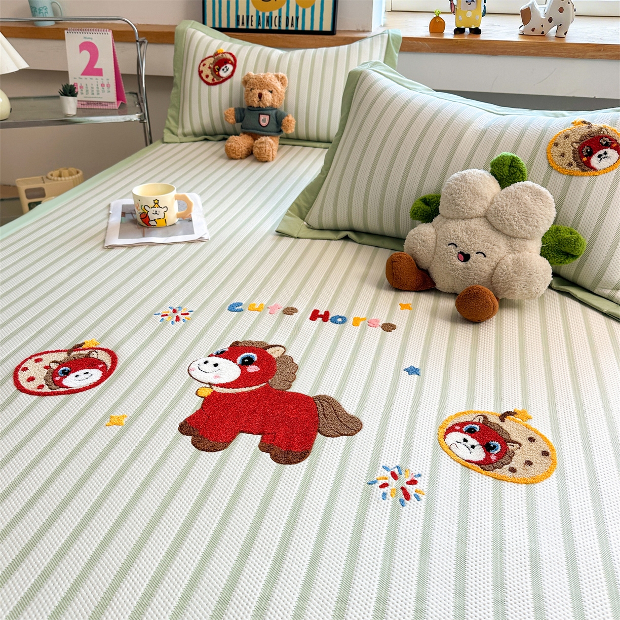 91家纺网 家纺一手货源 找家纺 雯豆家纺 2026新款PE中分子毛巾绣凉席三件套平铺席子卡通绣花条席 发财小马-绿