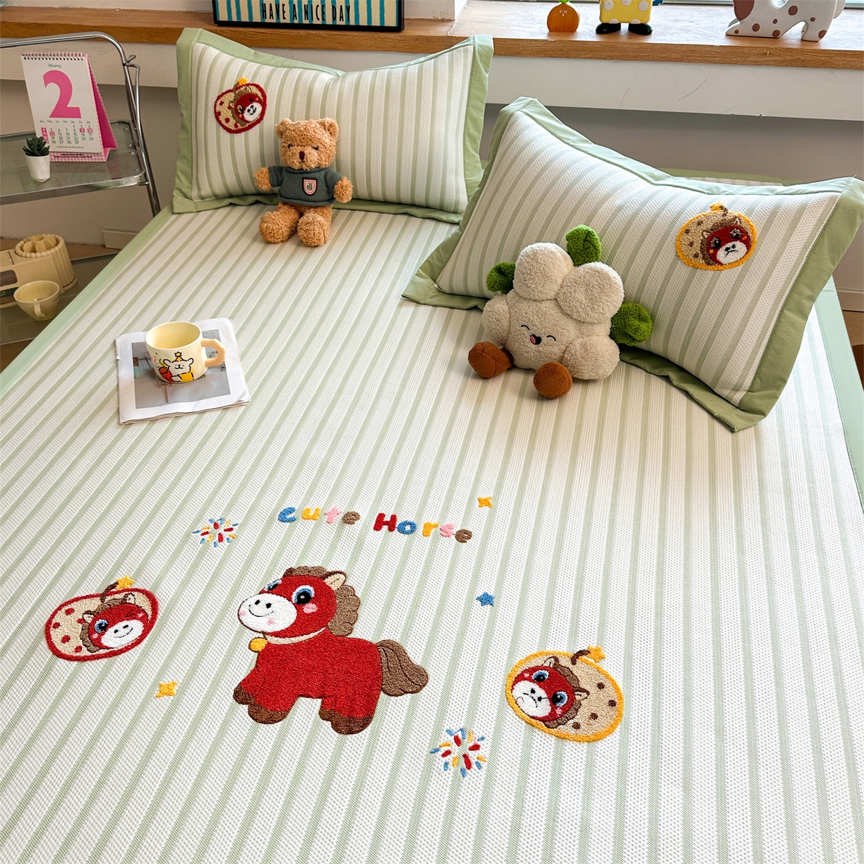 91家纺网 家纺一手货源 找家纺 雯豆家纺 2026新款PE中分子毛巾绣凉席三件套平铺席子卡通绣花条席 发财小马-绿