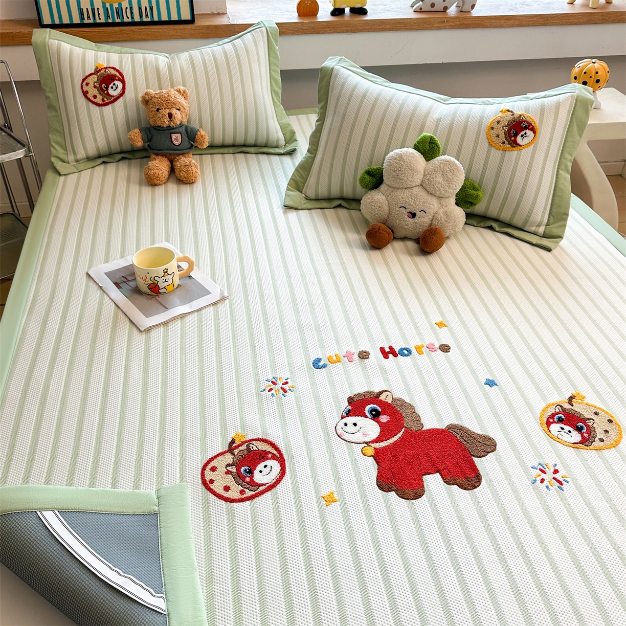 91家纺网 家纺一手货源 找家纺 雯豆家纺 2026新款PE中分子毛巾绣凉席三件套平铺席子卡通绣花条席 发财小马-绿