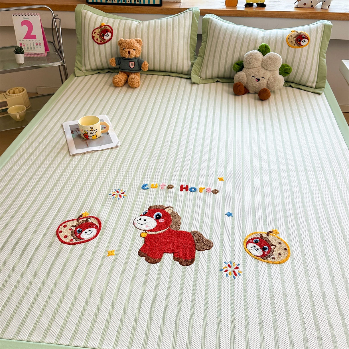 91家纺网 家纺一手货源 找家纺 雯豆家纺 2026新款PE中分子毛巾绣凉席三件套平铺席子卡通绣花条席 发财小马-绿