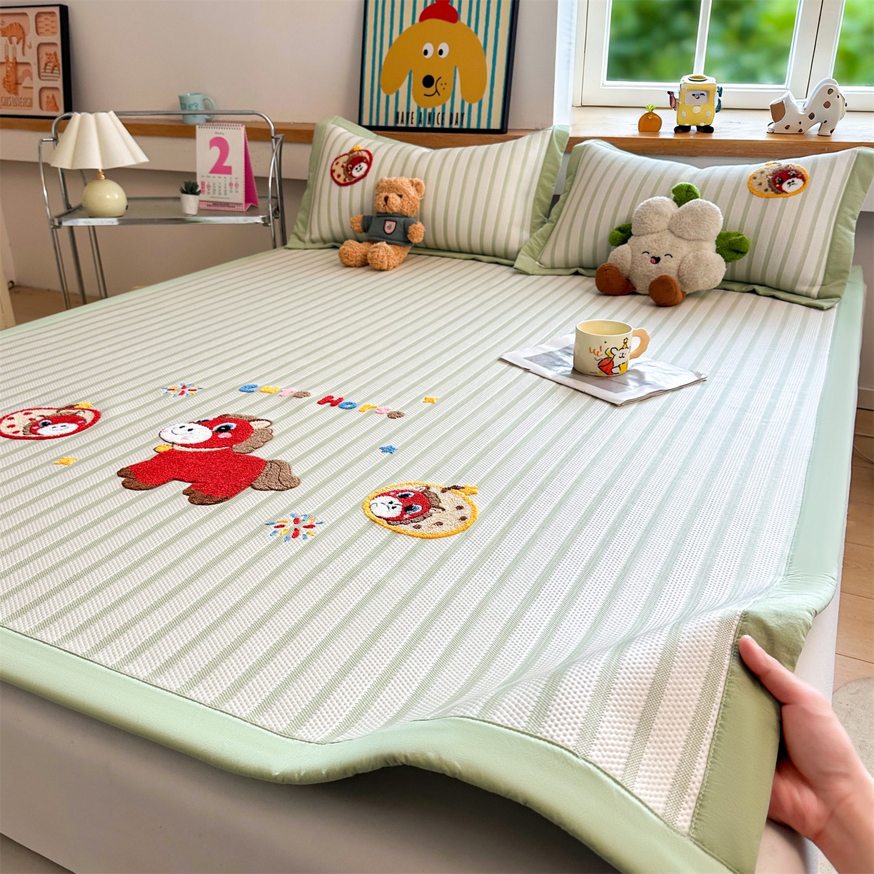 91家纺网 家纺一手货源 找家纺 雯豆家纺 2026新款PE中分子毛巾绣凉席三件套平铺席子卡通绣花条席 发财小马-绿