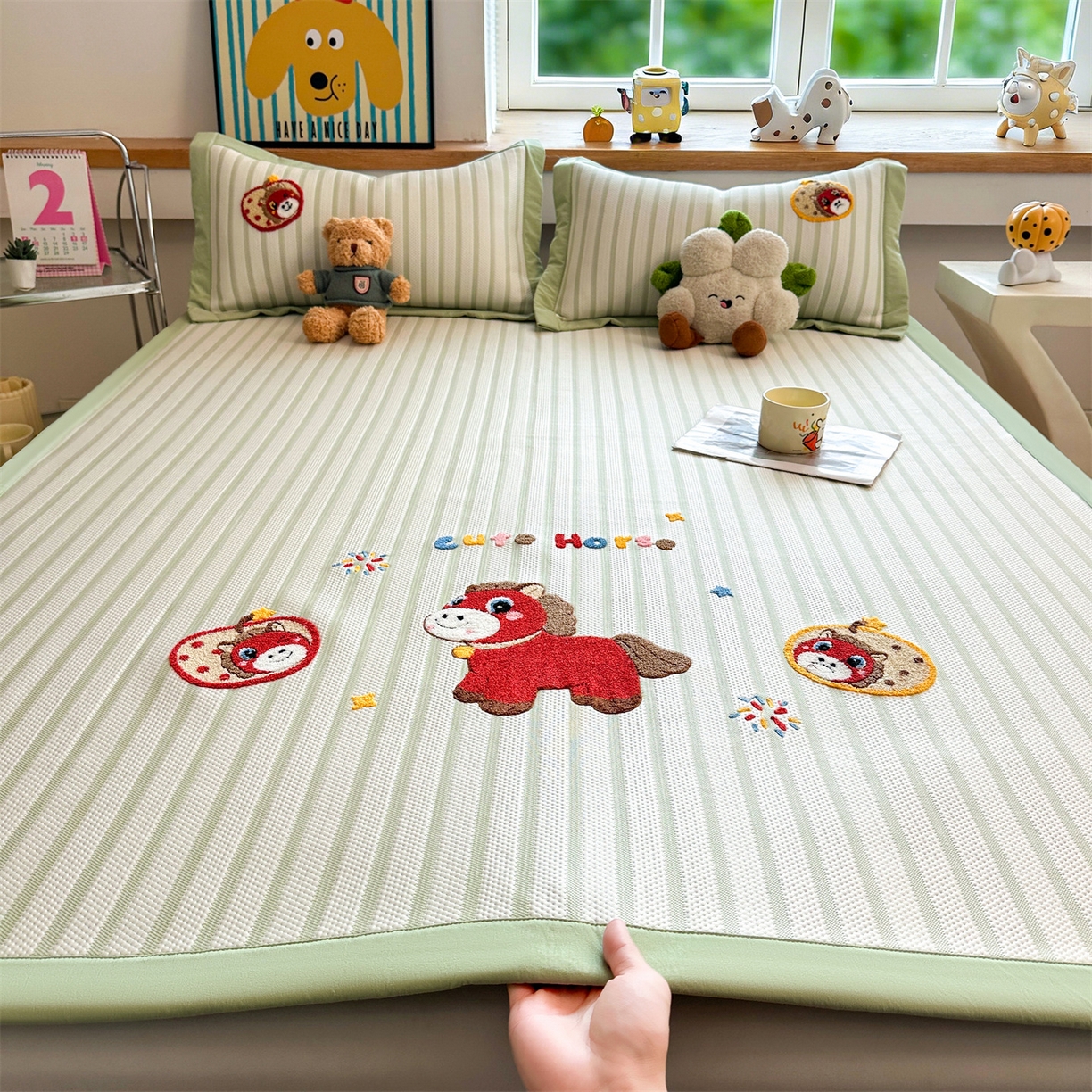 91家纺网 家纺一手货源 找家纺 雯豆家纺 2026新款PE中分子毛巾绣凉席三件套平铺席子卡通绣花条席 发财小马-绿