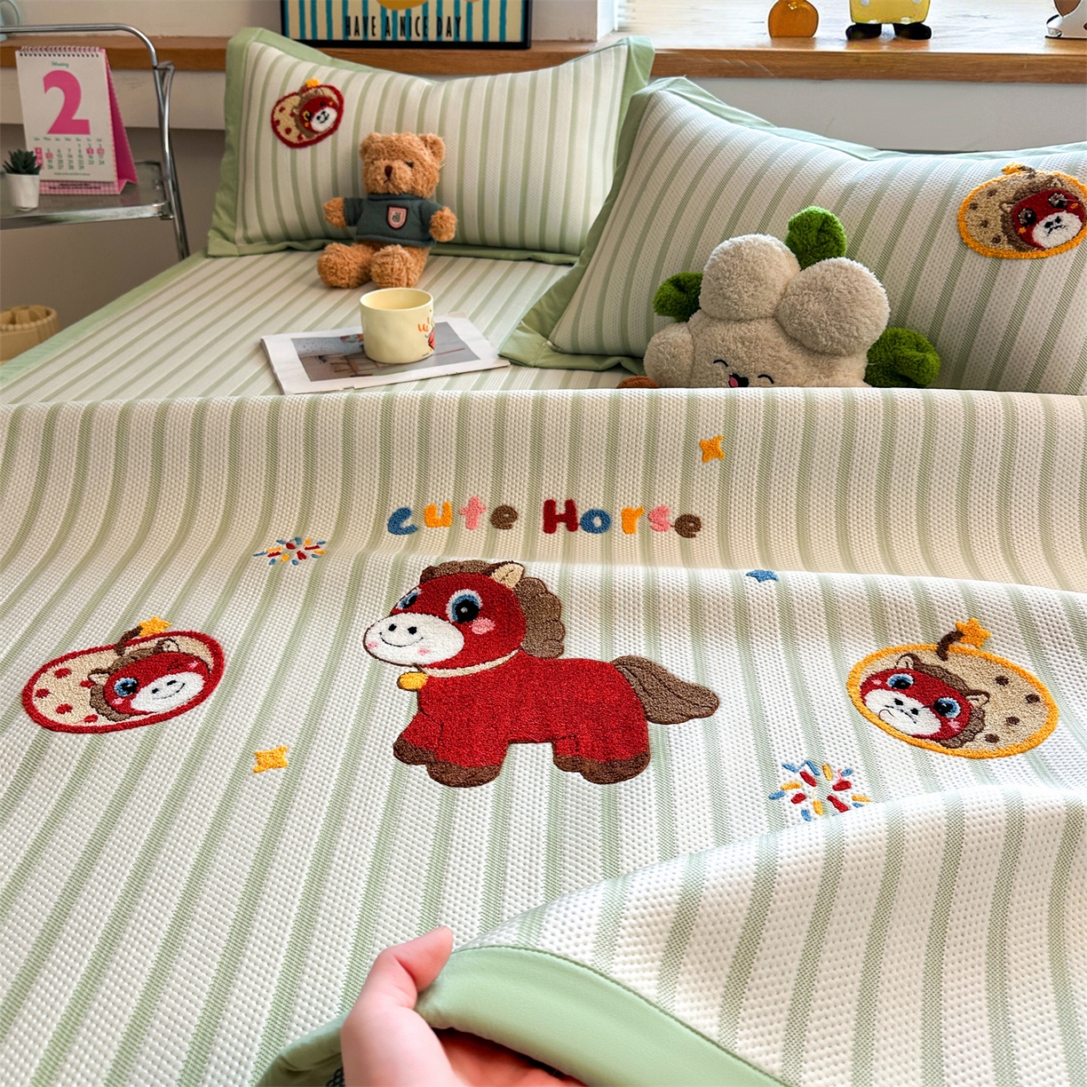 91家纺网 家纺一手货源 找家纺 雯豆家纺 2026新款PE中分子毛巾绣凉席三件套平铺席子卡通绣花条席 发财小马-绿