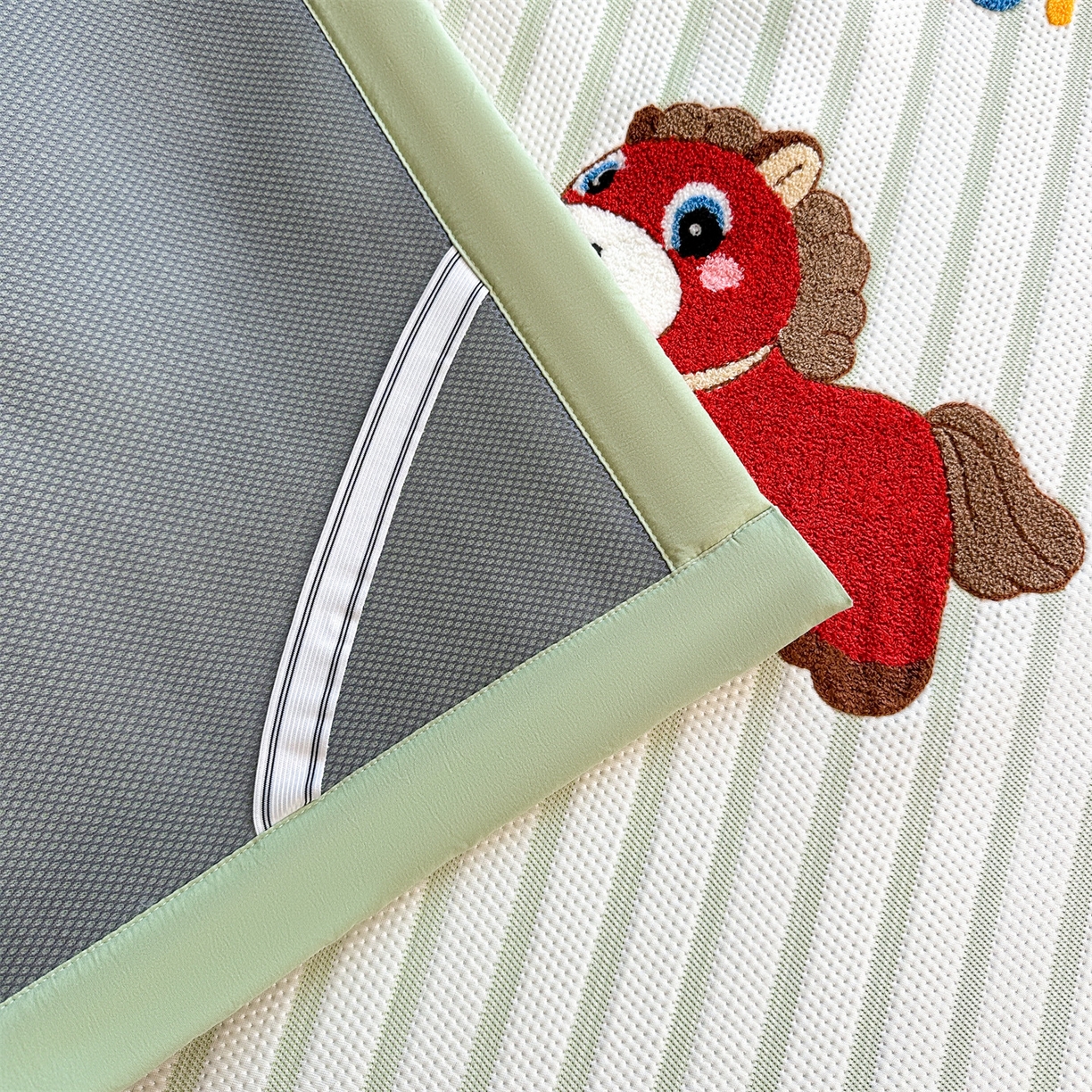 91家纺网 家纺一手货源 找家纺 雯豆家纺 2026新款PE中分子毛巾绣凉席三件套平铺席子卡通绣花条席 发财小马-绿