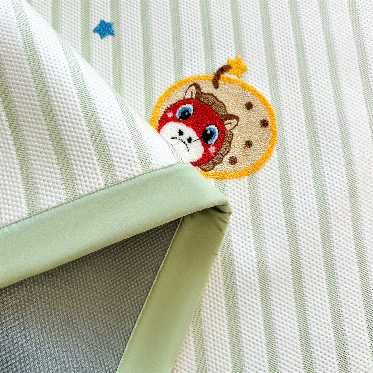 91家纺网 家纺一手货源 找家纺 雯豆家纺 2026新款PE中分子毛巾绣凉席三件套平铺席子卡通绣花条席 发财小马-绿