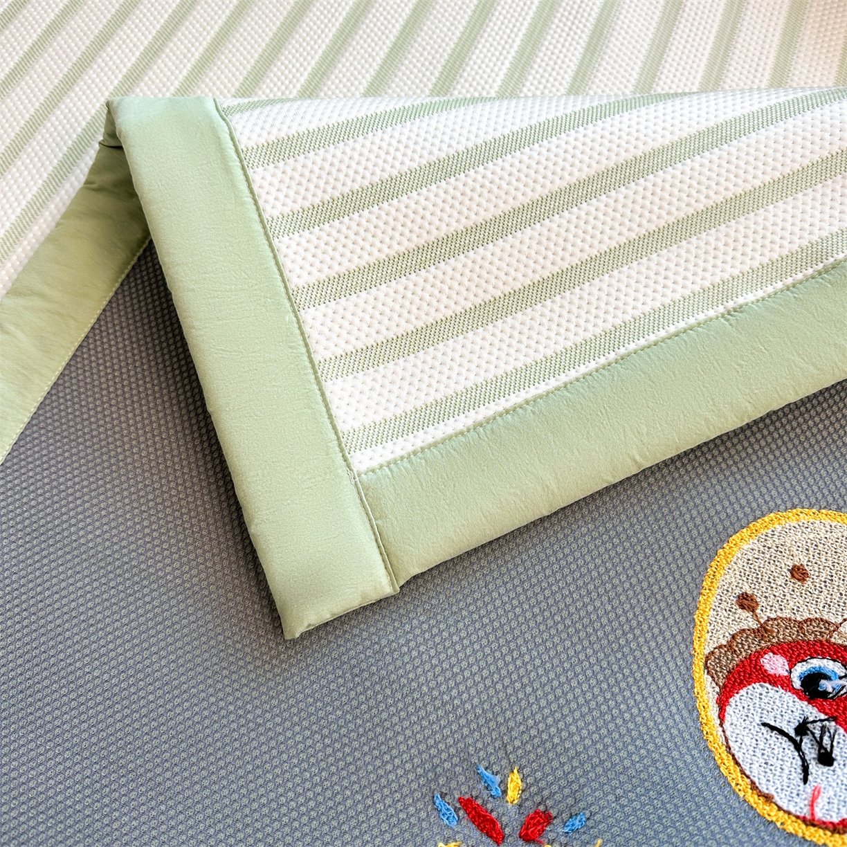 91家纺网 家纺一手货源 找家纺 雯豆家纺 2026新款PE中分子毛巾绣凉席三件套平铺席子卡通绣花条席 发财小马-绿